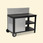 Desserte de plancha noire avec crédence inox intégrée, équipée de deux étagères latérales et de roues arrière pour faciliter le déplacement, présentée sur fond uni clair.