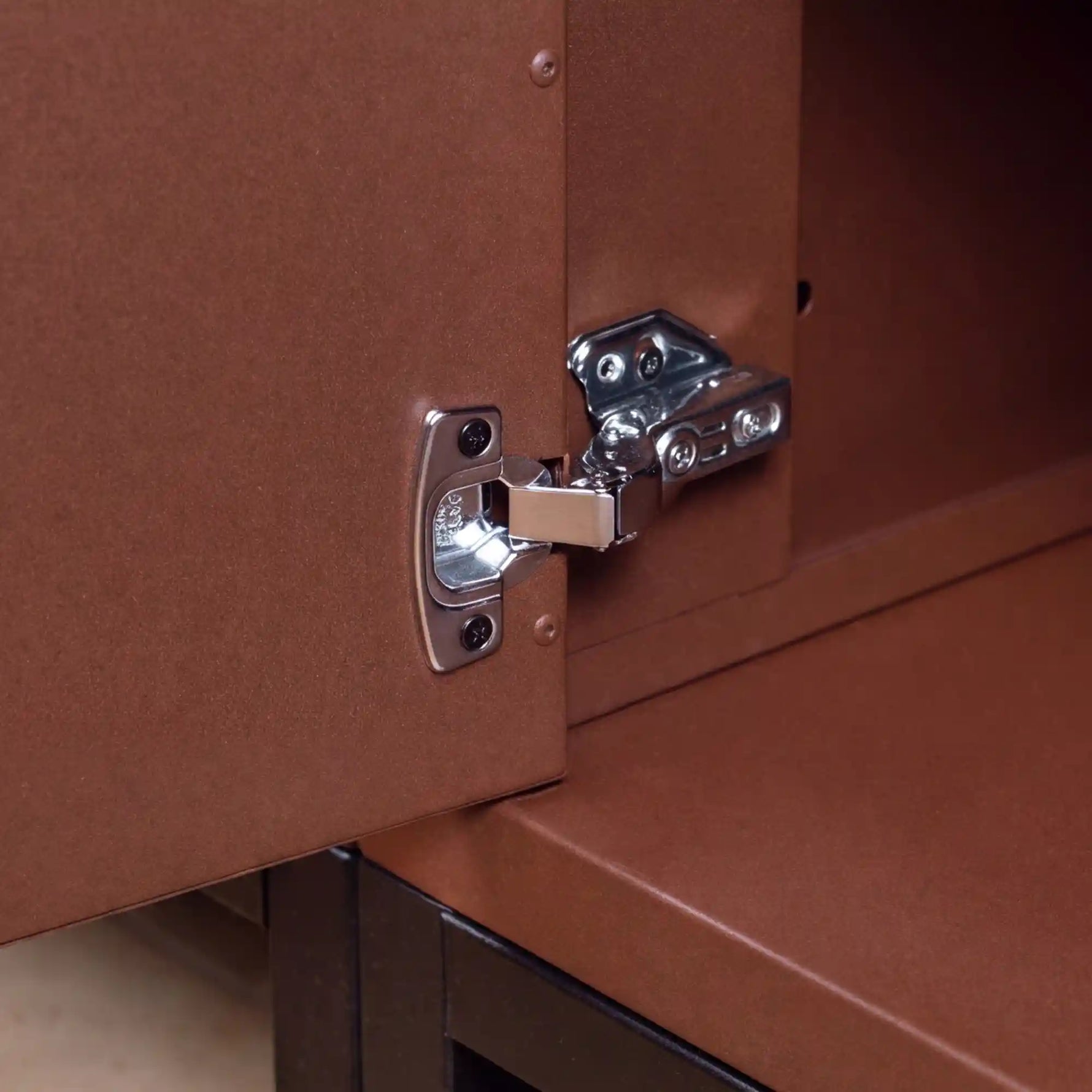 Charnière de porte installée sur un meuble PILOTIS