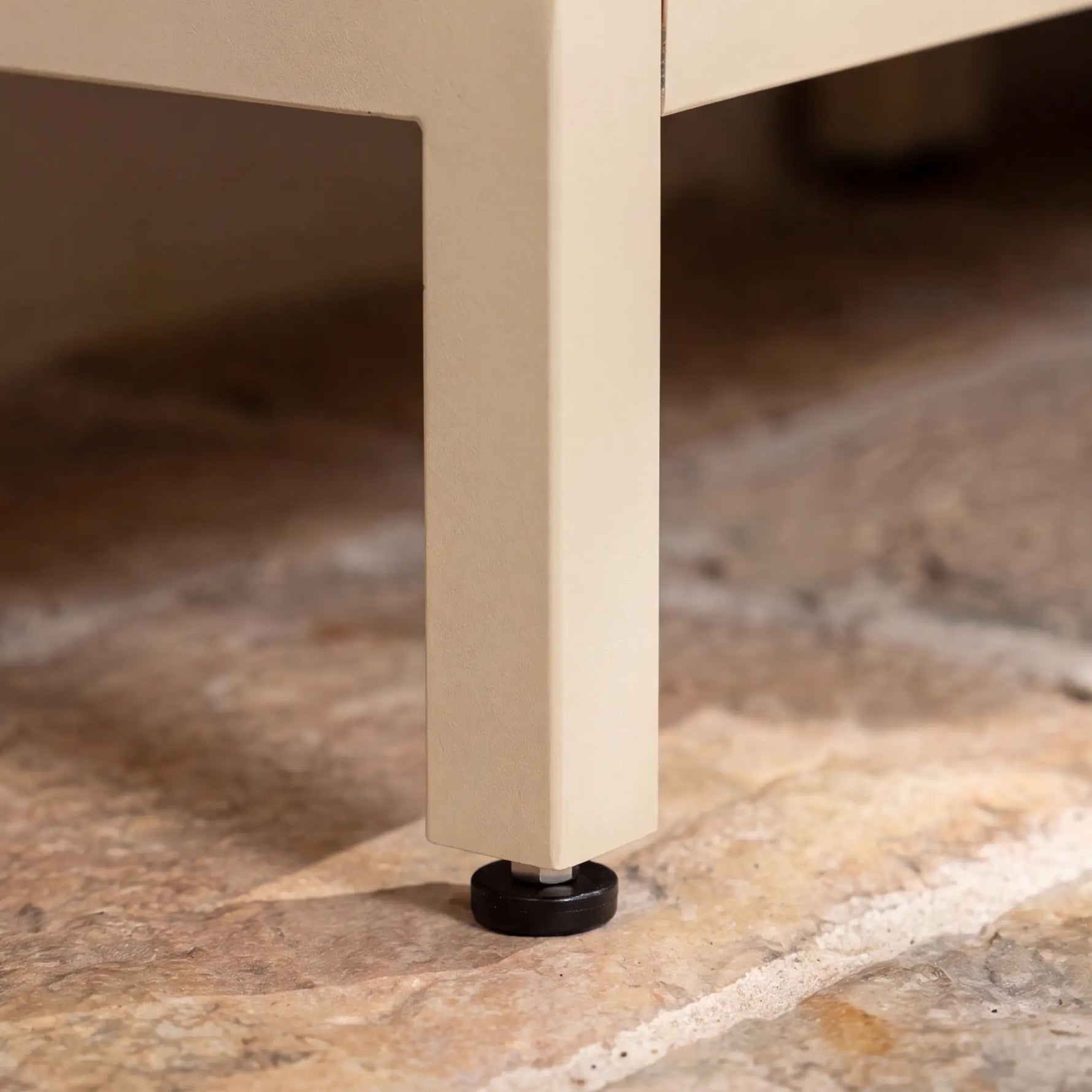 Pied réglable de structure basse blanc crème pour cuisine extérieure PILOTIS
::visuel:creme