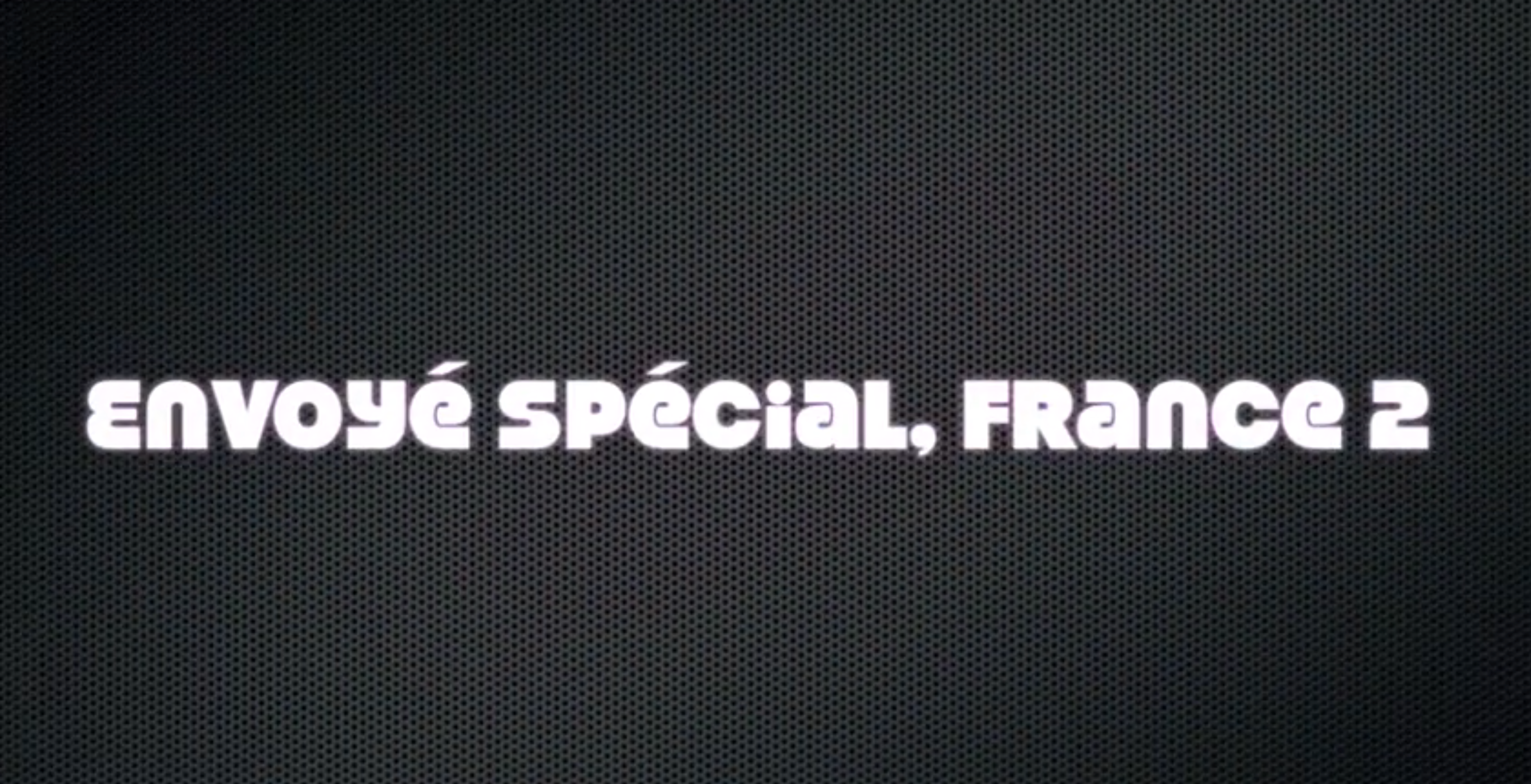 Écran d’introduction affichant le texte “Envoyé spécial, France 2” sur un fond sombre texturé.