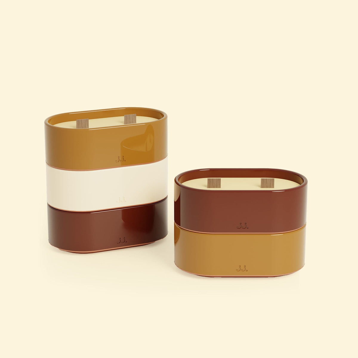 Bougies Totem S Forest Brun terre de sienne – Citronnelle & Fleur d’oranger et Rouge oxyde – Citronnelle & Géranium, deux bougies ovales à double mèche en bois, posées sur un fond beige clair. 