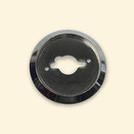 Contour de bouton chromé pour plancha gaz Vivaplancha, pièce ronde vue de face sur fond beige.