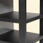 Gros plan sur les étagères latérales en métal noir d’une desserte de plancha, montrant la structure robuste et les plateaux superposés.