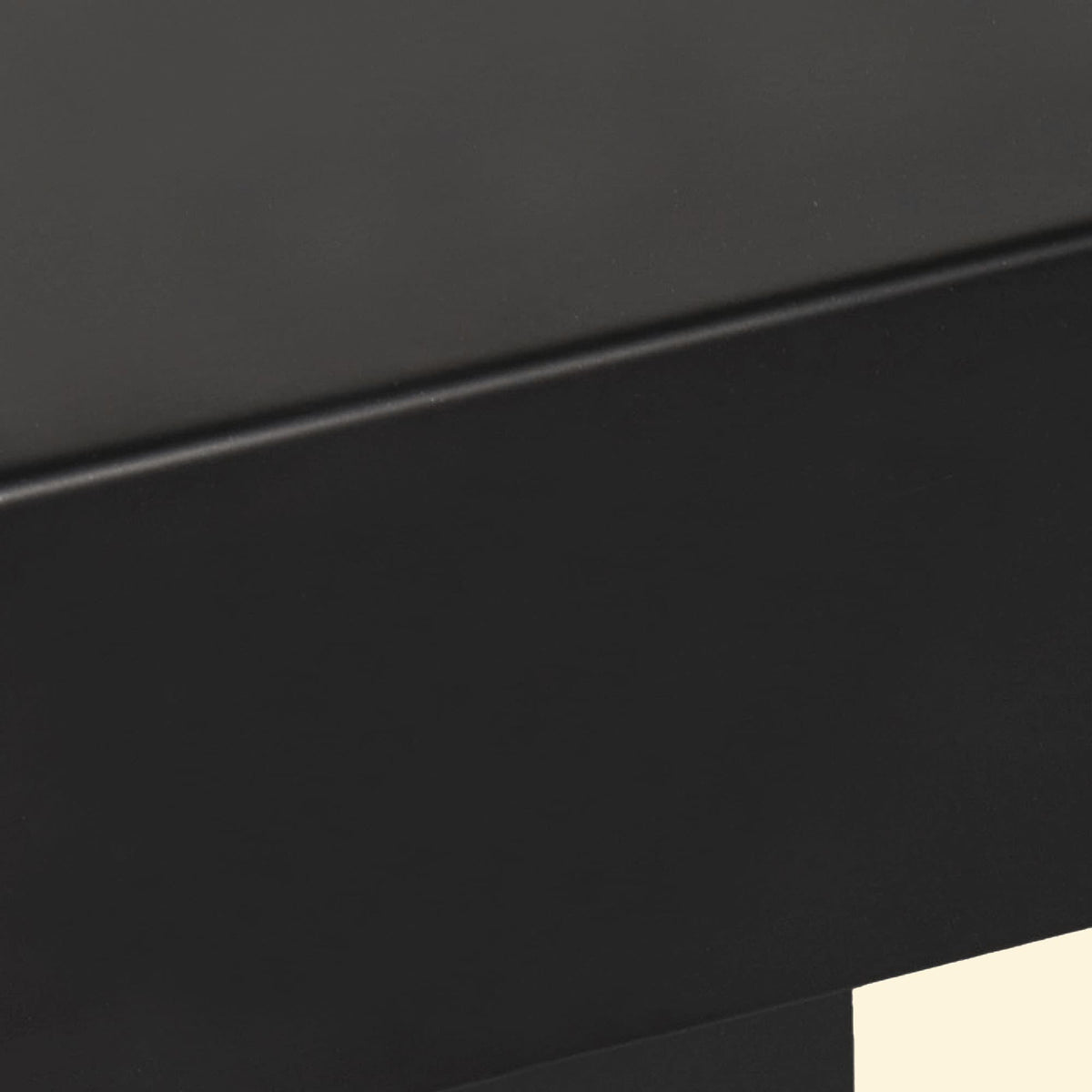 Gros plan sur la structure métallique noire d’une desserte de plancha, montrant l’angle supérieur du plateau et le cadre latéral.