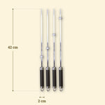 Lot de quatre brochettes inox de 42 cm avec bagues réglables et manches noirs équipés d’un anneau de suspension.