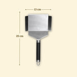 Spatule à légumes en inox de 25 cm avec large lame de 13 cm et côtés relevés, manche noir et œillet de suspension.