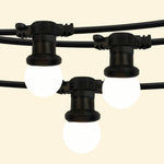 Guirlande lumineuse d’extérieur à ampoules rondes opaques, montées sur un câble noir résistant, idéale pour créer une ambiance chaleureuse en terrasse ou au jardin.