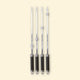 Lot de quatre brochettes longues en inox avec manche noir et bagues réglables, alignées sur fond beige.