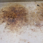 Nettoyage de la plancha vivaplancha en vidéo, montrant l’utilisation d’eau et d’une spatule pour retirer les restes de cuisson