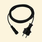 Rallonge noire pour guirlande lumineuse d’extérieur, équipée d’une prise mâle et d’un connecteur étanche pour une installation facile et sécurisée en extérieur.