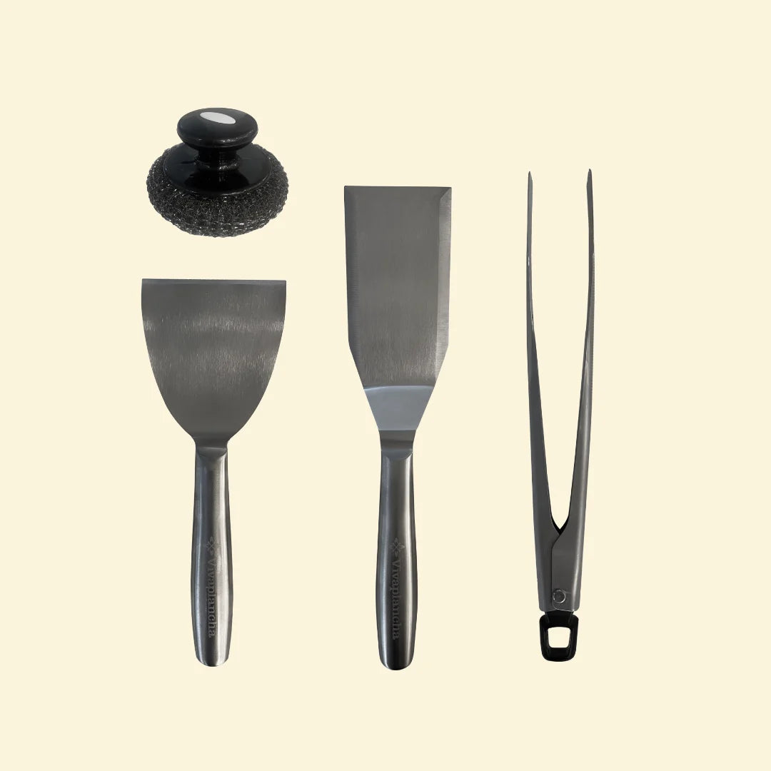 Set d'accessoires de cuisine : spatule, pince et presse à viande pour plancha.