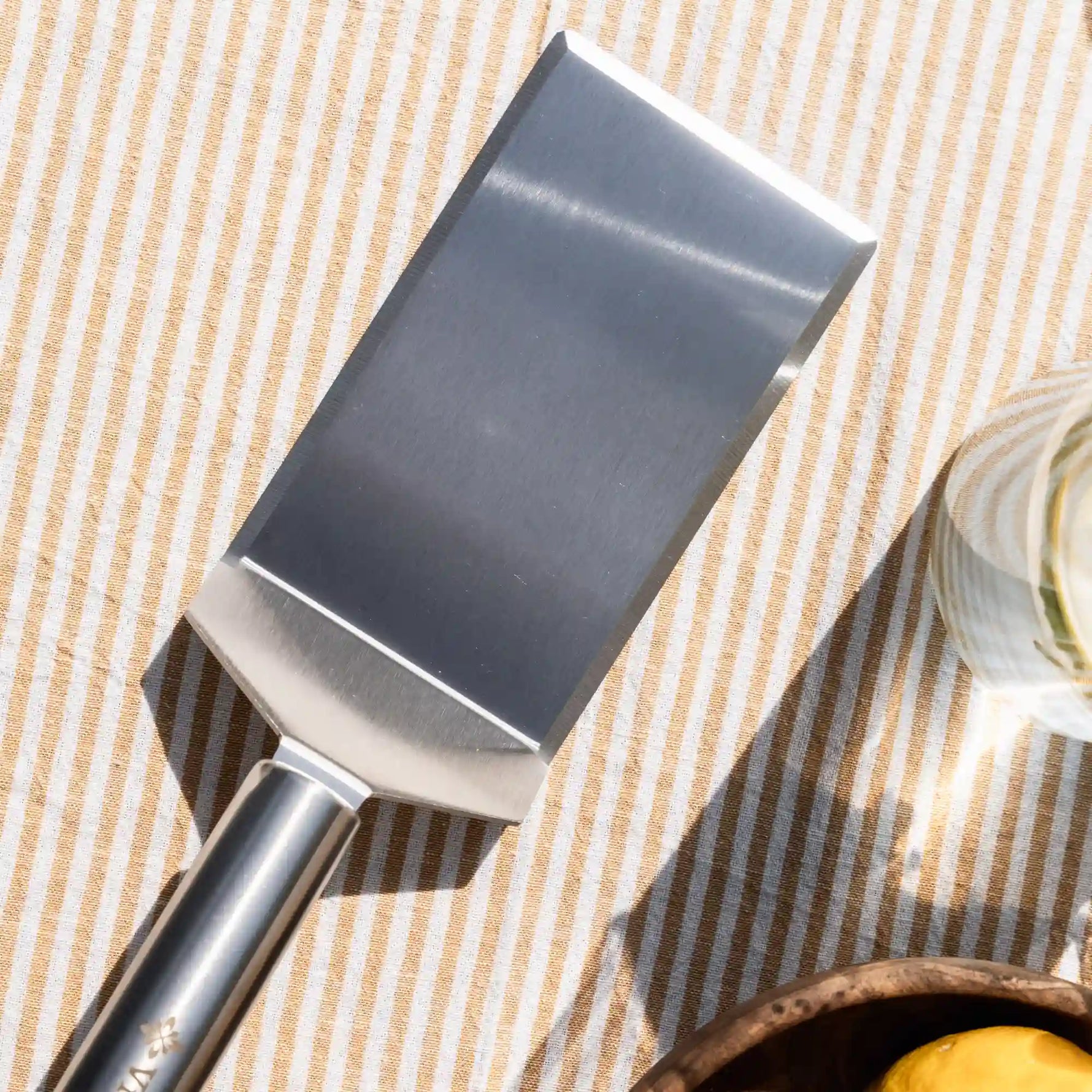 Gros plan sur la palette large de la spatule XL Vivaplancha